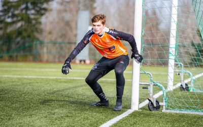 Charlie stannar mellan TFK-stolparna